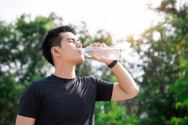 asian-young-man-drinking-water-after-jogging-35721-220-170313-1782202639.jpg
