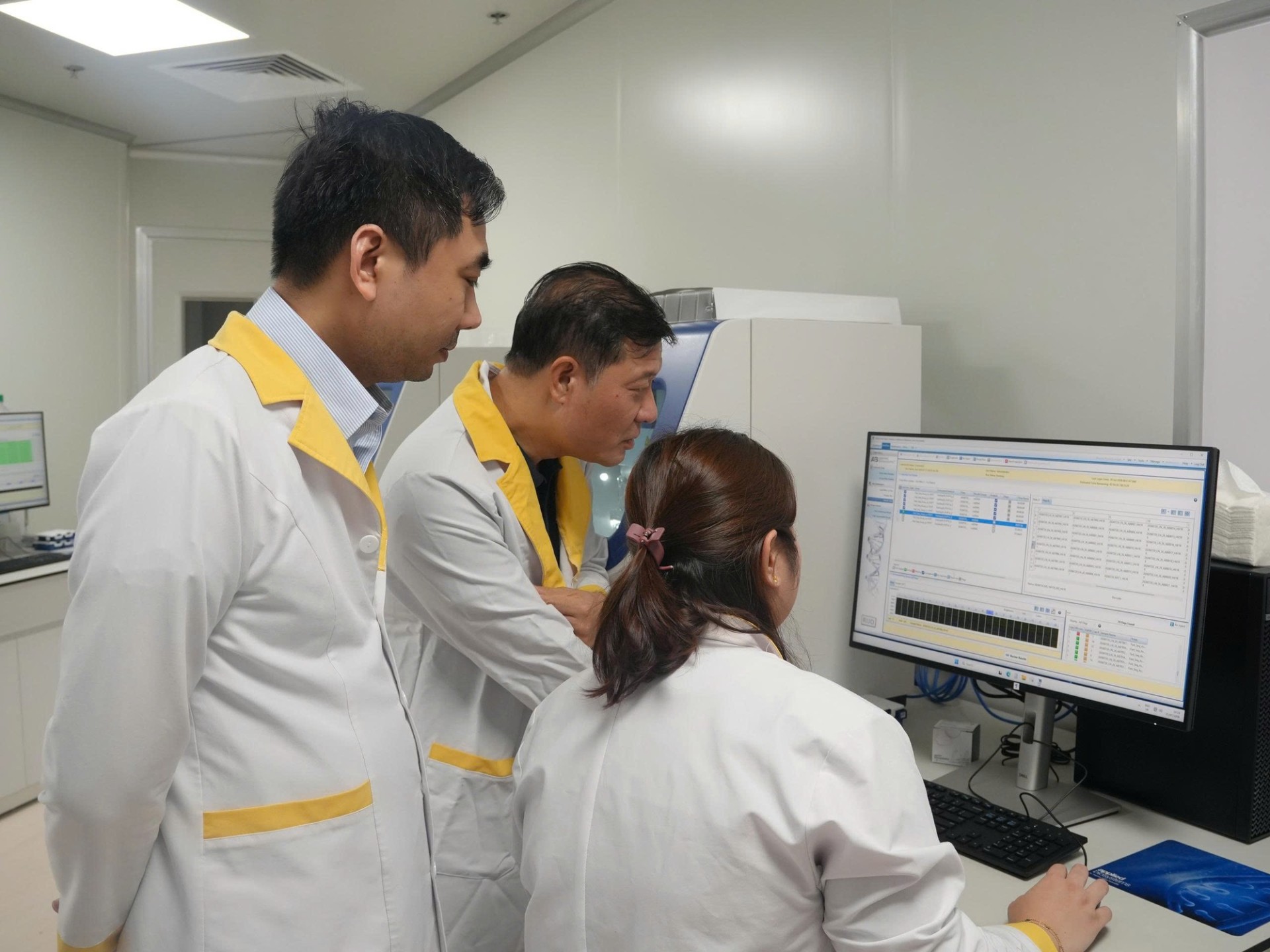 cac-nha-nghien-cuu-cua-du-an-dang-kiem-tra-ket-qua-giai-ma-gen-tai-lab-17848704036991785226306-150742-1785044788.jpg