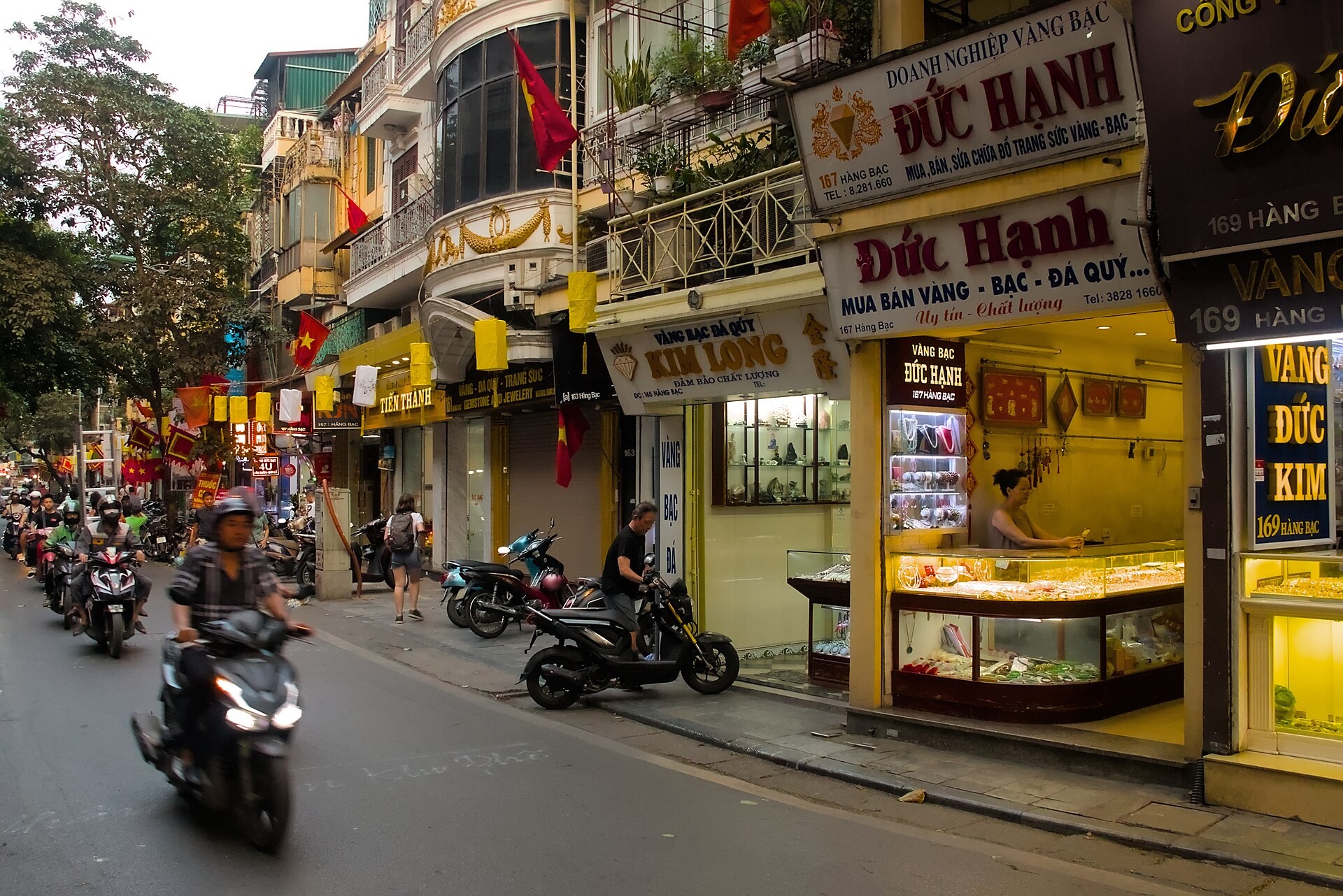 hanoi-hang-bac-street-1-171039-1787639402.jpg