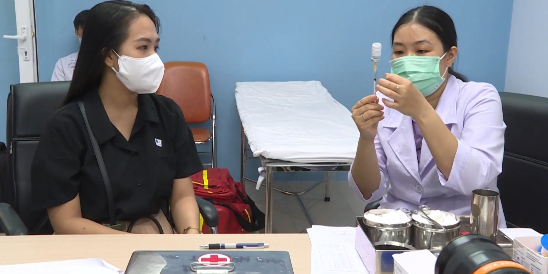 medical-staff-prepares-to-inject-the-astrazeneca-vaccine-in-hcmc-2021-223449-2-1787896565.jpg