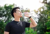 Uống nước thấy xuất hiện 4 dấu hiệu này, bác sĩ cảnh báo: Chức năng thận suy giảm, bệnh thận đang "cận kề"