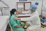 Mảnh gỗ dài 15 cm đâm xuyên tai người phụ nữ khi đang cưa gỗ