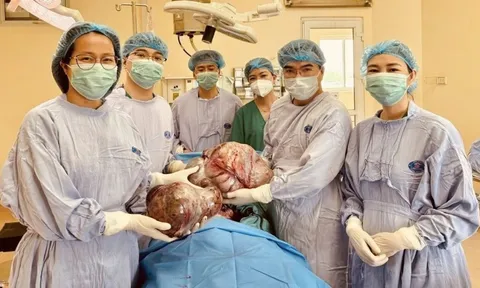 Cô gái H’Mông 16 tuổi được cứu khỏi khối u buồng trứng gần 15kg