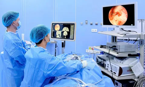 Cô gái trẻ mờ mắt vì căn bệnh u nhầy xoang trán