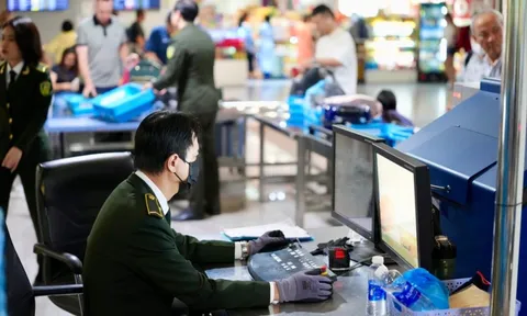 Lực lượng kiểm dịch quốc tế trực 24/24 tại sân bay Tân Sơn Nhất để chống dịch Ebola