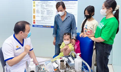 Sau ca tử vong do não mô cầu, nhiều gia đình đưa trẻ đến VNVC tiêm phòng