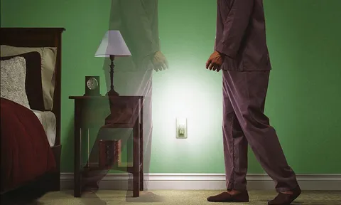 Người cao tuổi với chứng tiểu đêm: Cảnh giác nguy cơ té ngã, đột quỵ