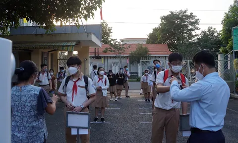 Sáng nay, học sinh lớp 9 và lớp 12 tại TP HCM trở lại trường