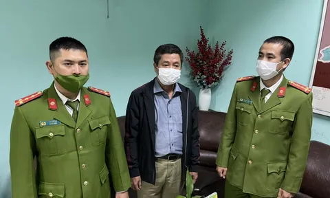 Khởi tố giám đốc CDC Thừa Thiên Huế liên quan việc mua bán kit xét nghiệm COVID-19 với công ty Việt Á
