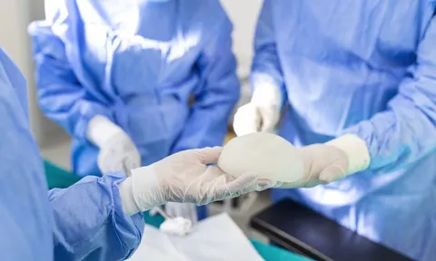 FDA cảnh báo: Túi nâng ngực có khả năng gây ung thư
