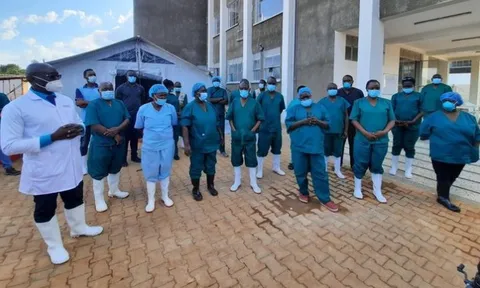WHO họp khẩn sau khi có 4 nhân viên y tế tử vong vì dịch Ebola