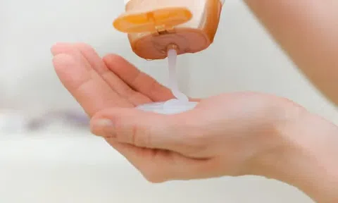 Đình chỉ, tiêu hủy dầu gội ghi nhãn như thuốc chữa bệnh của Công ty CP thương mại XNK Uyên Phương