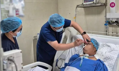 Thứ trưởng Bộ Y tế hỗ trợ cứu người đàn ông nguy kịch trên cầu Nhật Tân