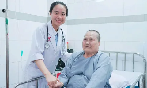 Gắp thành công hạt sapoche mắc trong phổi cụ bà suốt hơn 2 tháng