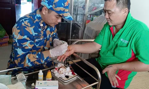 Nhà giàn DK1/7 sơ cứu kịp thời ngư dân gặp nạn trên biển