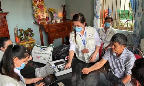 TP.HCM: Bác sĩ đến tận nhà chăm sóc sức khỏe cho người dân