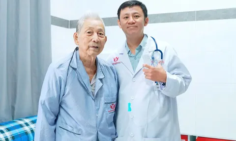 Cứu sống cụ ông 94 tuổi nguy cơ vỡ phình động mạch chủ ngực trong gang tấc
