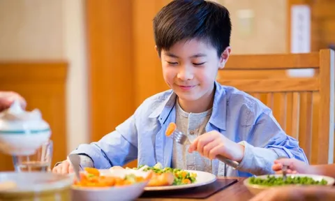 Cha mẹ cần lưu ý gì trong chế độ dinh dưỡng của trẻ tuổi dậy thì?