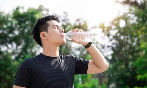 Uống nước thấy xuất hiện 4 dấu hiệu này, bác sĩ cảnh báo: Chức năng thận suy giảm, bệnh thận đang "cận kề"