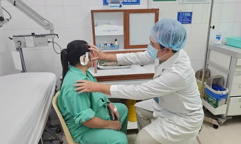 Mảnh gỗ dài 15 cm đâm xuyên tai người phụ nữ khi đang cưa gỗ