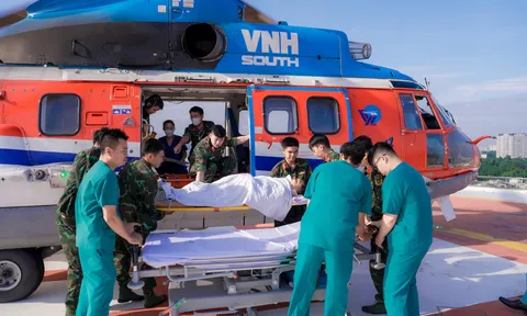 Trực thăng xuyên đêm đưa bệnh nhân chấn thương cột sống từ Trường Sa về đất liền