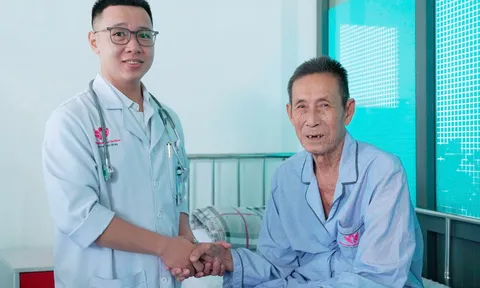Tắc mạch tuyến tiền liệt cứu cụ ông bí tiểu nhiều tháng