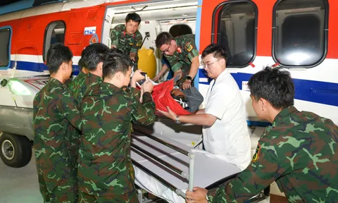Đưa ngư dân bị đa chấn thương từ Trường Sa về đất liền an toàn bằng trực thăng
