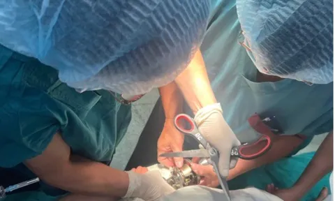 Tò mò nghịch ổ khóa, bé trai 5 tuổi suýt mất ngón tay cái