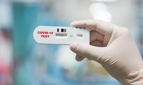 Tự test nhanh Covid-19 tại nhà, vô tình sử dụng luôn cả que chứng dương
