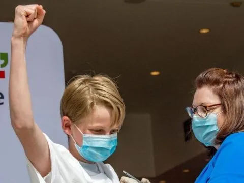 Pfizer cho biết hiệu quả vắc xin COVID-19 cho trẻ từ 12-15 tuổi đạt 100%