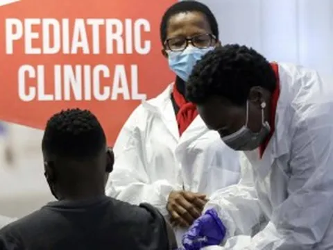 WHO họp khẩn vì biến chủng SARS-CoV-2 B.1.1529, Anh thêm Nam Phi vào "danh sách đỏ"