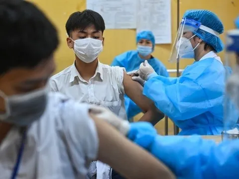 Dân Sài Gòn đổ xô đi tiêm cúm và viêm phổi, nhiều điểm tiêm thông báo hết vaccine