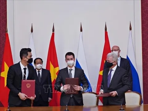 Việt Nam nhận chuyển giao 'chu trình đầy đủ' sản xuất vaccine Sputnik V từ Nga