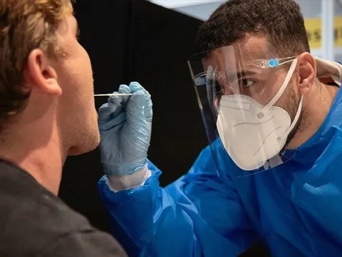 Biến thể Omicron có thể tự hủy diệt, báo hiệu COVID-19 kết thúc?