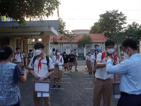 Sáng nay, học sinh lớp 9 và lớp 12 tại TP HCM trở lại trường