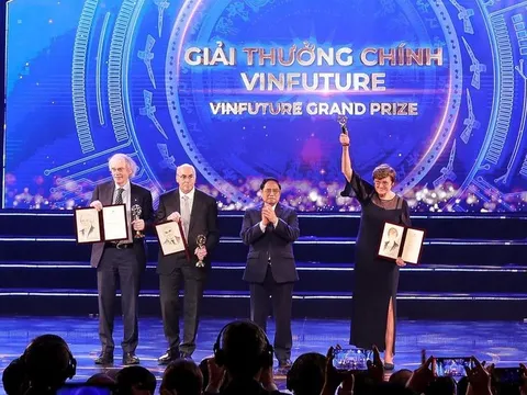 Ba nhà khoa học phát triển vắc xin Covid-19 nhận Giải thưởng VinFuture