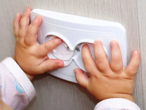 Bé 29 tháng tuổi hoại tử bàn tay vì rút điện thoại khi đang sạc: Những bài học cha mẹ cần đặc biệt lưu tâm