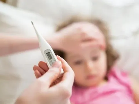 Cách phân biệt sốt xuất huyết với sốt do COVID ở trẻ em