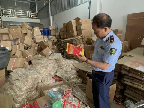 Hà Nội: Thu giữ hàng tấn kẹo Trung Quốc 'đội lốt' kẹo Nhật Bản