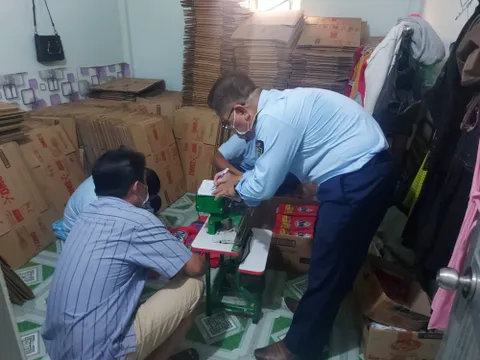 Phát hiện cơ sở kinh doanh 'hô biến' bột giặt Surf thành nhãn hiệu OMO