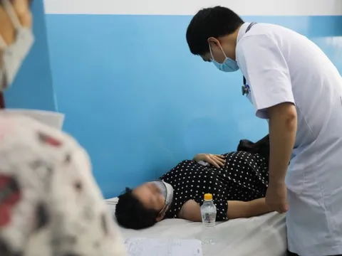 Chưa có phác đồ điều trị sốt xuất huyết riêng cho người mang thai, bác sĩ cảnh báo mẹ bầu sốt xuất huyết dễ trở nặng, rối loạn đông máu