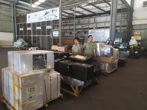 Nóng tình trạng vận chuyển hàng giả, hàng nhái qua đường hàng không