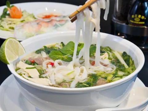 Tranh cãi về việc vắt chanh vào phở đang nóng hổi: ý kiến của chuyên gia Việt?
