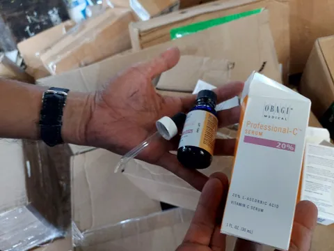 Tiêu hủy lô mỹ phẩm Obagi nhập lậu và thuốc phòng bệnh không rõ nguồn gốc