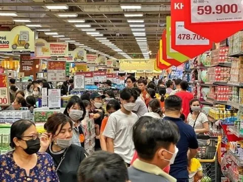 Thủ tướng: Kiên quyết không để tình trạng găm hàng, tăng giá bất hợp lý sau bão