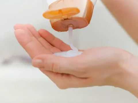 Đình chỉ, tiêu hủy dầu gội ghi nhãn như thuốc chữa bệnh của Công ty CP thương mại XNK Uyên Phương