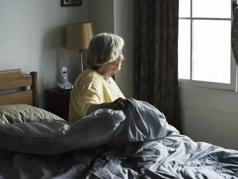 Bài toán về giấc ngủ của người lớn tuổi khi giao mùa