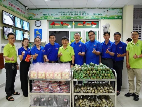 Những người “gom Tết” trong bệnh viện