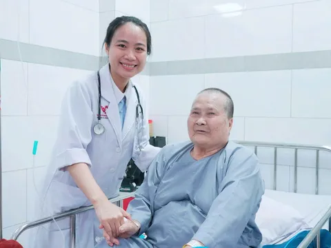 Gắp thành công hạt sapoche mắc trong phổi cụ bà suốt hơn 2 tháng