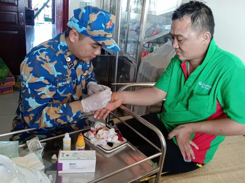 Nhà giàn DK1/7 sơ cứu kịp thời ngư dân gặp nạn trên biển